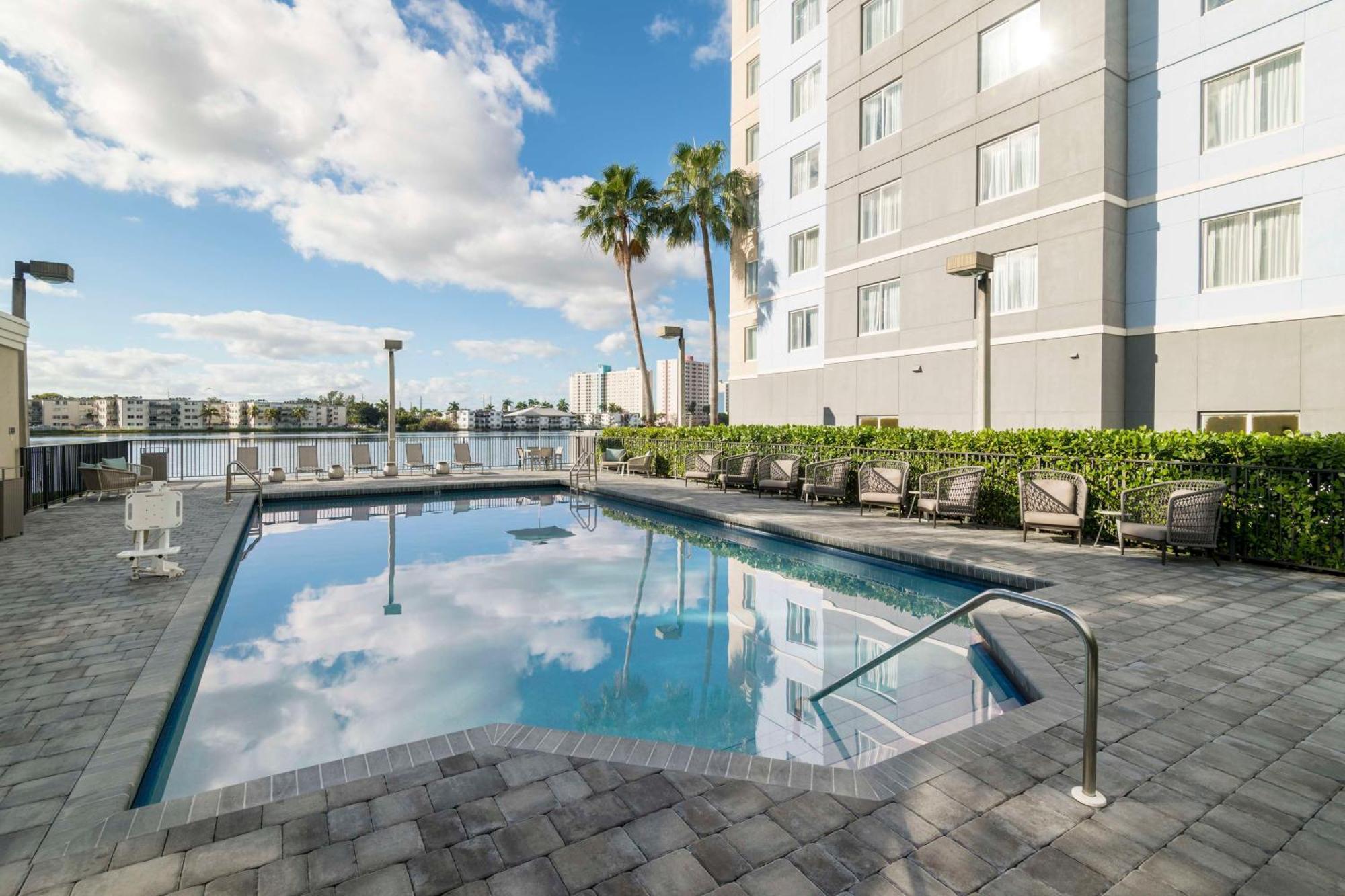 Homewood Suites Miami Airport/Blue Lagoon Exterior photo